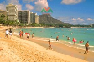 Toàn cảnh bãi biển Waikiki và núi Diamond Head tại đảo Oahu Hawaii