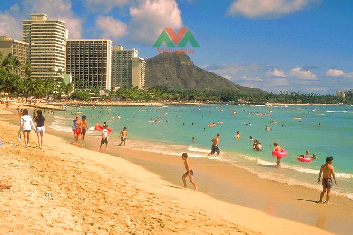 Toàn cảnh bãi biển Waikiki và núi Diamond Head tại đảo Oahu Hawaii