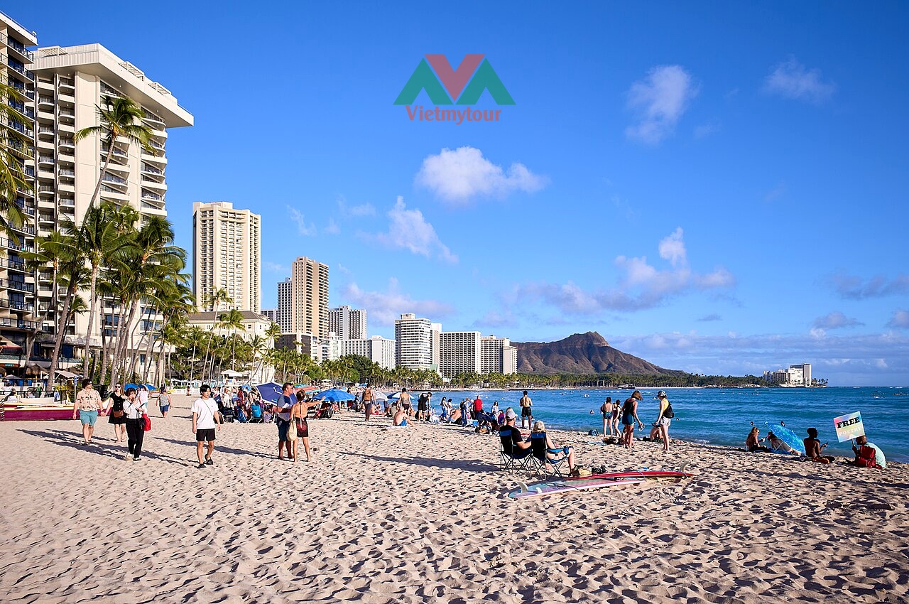 Bãi biển cát trắng nước trong xanh tại đảo Hawaii thiên đường du lịch Mỹ