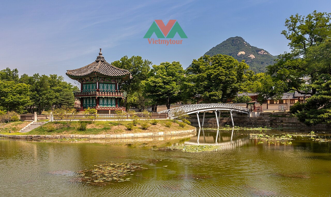 Đình Hyangwonjeong và cầu Chwihyanggyo soi bóng mặt hồ tại cung điện Gyeongbokgung Seoul Hàn Quốc