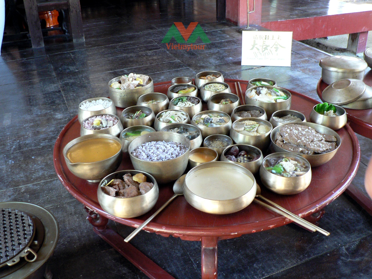 Mâm cơm hoàng gia Dosuk-surasang 12 món phục vụ vua chúa triều Joseon tại Gyeongbokgung