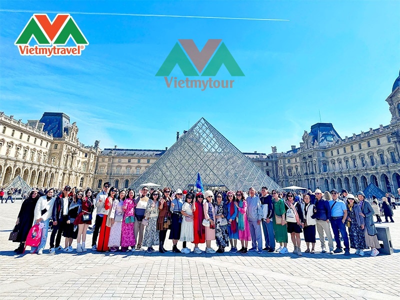 Đoàn khách Vietmytour check-in kỉ niệm tại Kim Tự Tháp Bảo tàng Louvre Paris Pháp