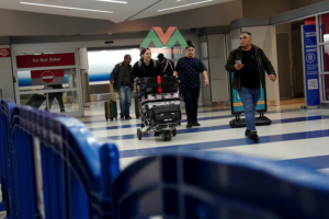 Du khách làm thủ tục nhập cảnh tại sân bay JFK New York
