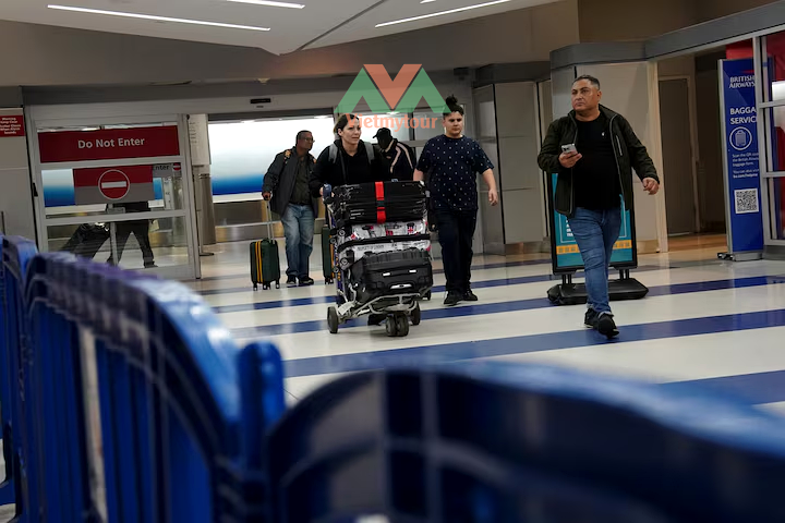 Du khách làm thủ tục nhập cảnh tại sân bay JFK New York