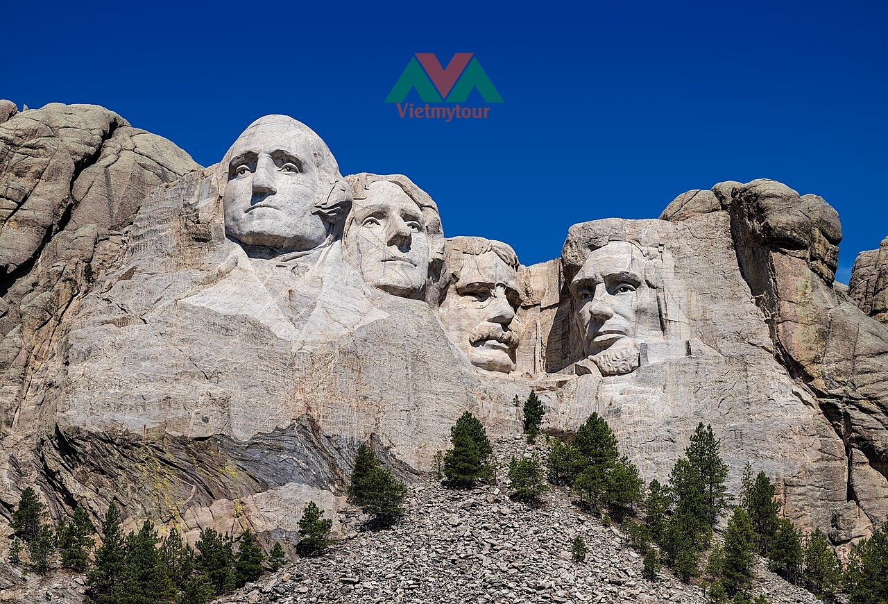 Núi Tổng Thống Mount Rushmore điêu khắc chân dung 4 vị Tổng thống Mỹ tại bang Nam Dakota
