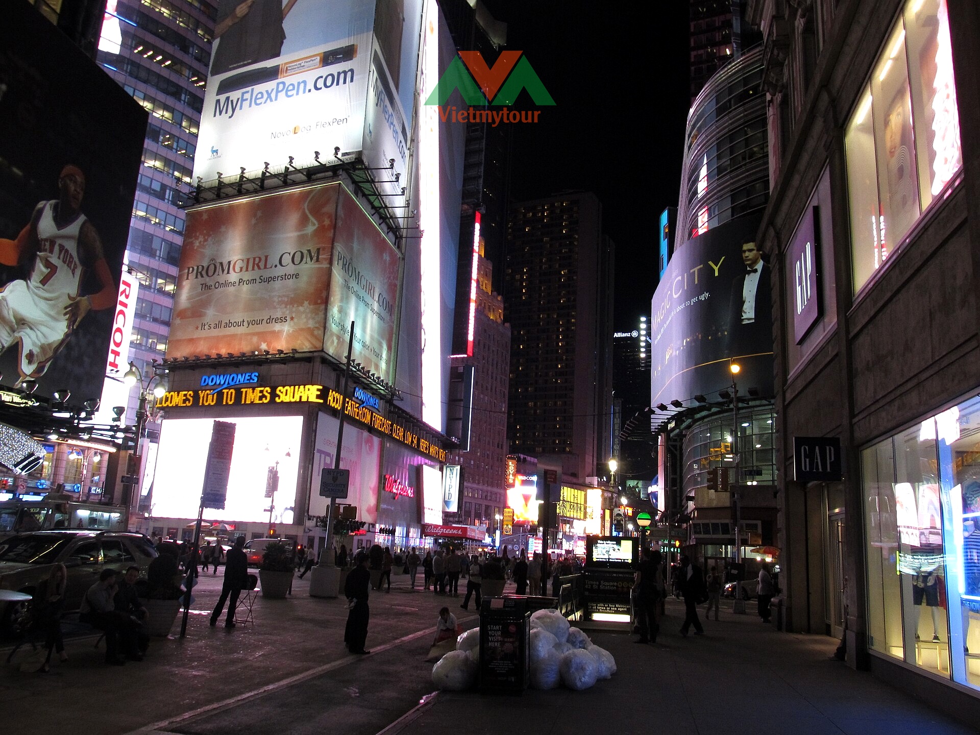 Khách du lịch tham quan Quảng trường Times Square New York