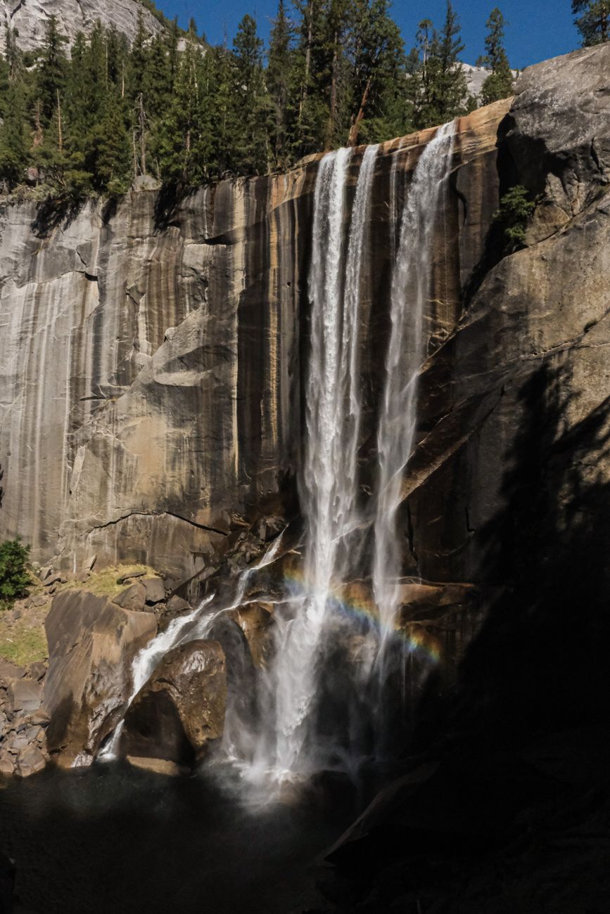 Thac Rainbow Falls cao 101 feet tai California