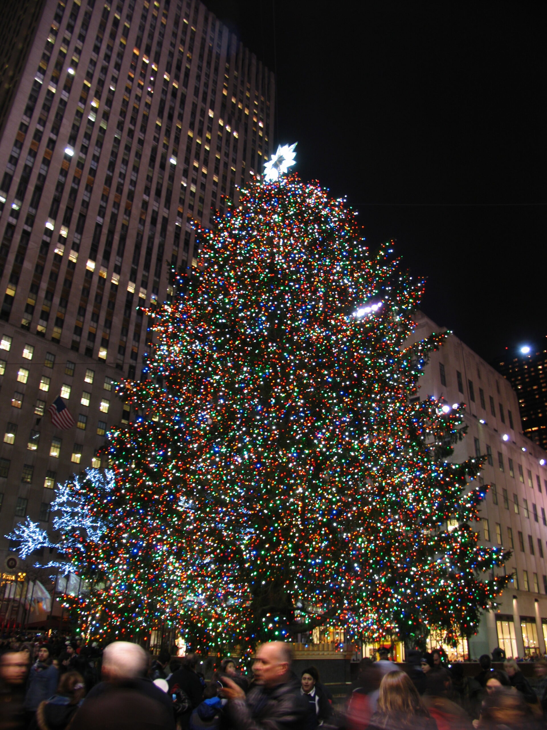 Cay thong Noel va san truot bang The Rink Rockefeller Center