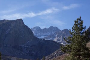 Day nui Sierra Nevada crest va suoi khoang nong Iva Bell