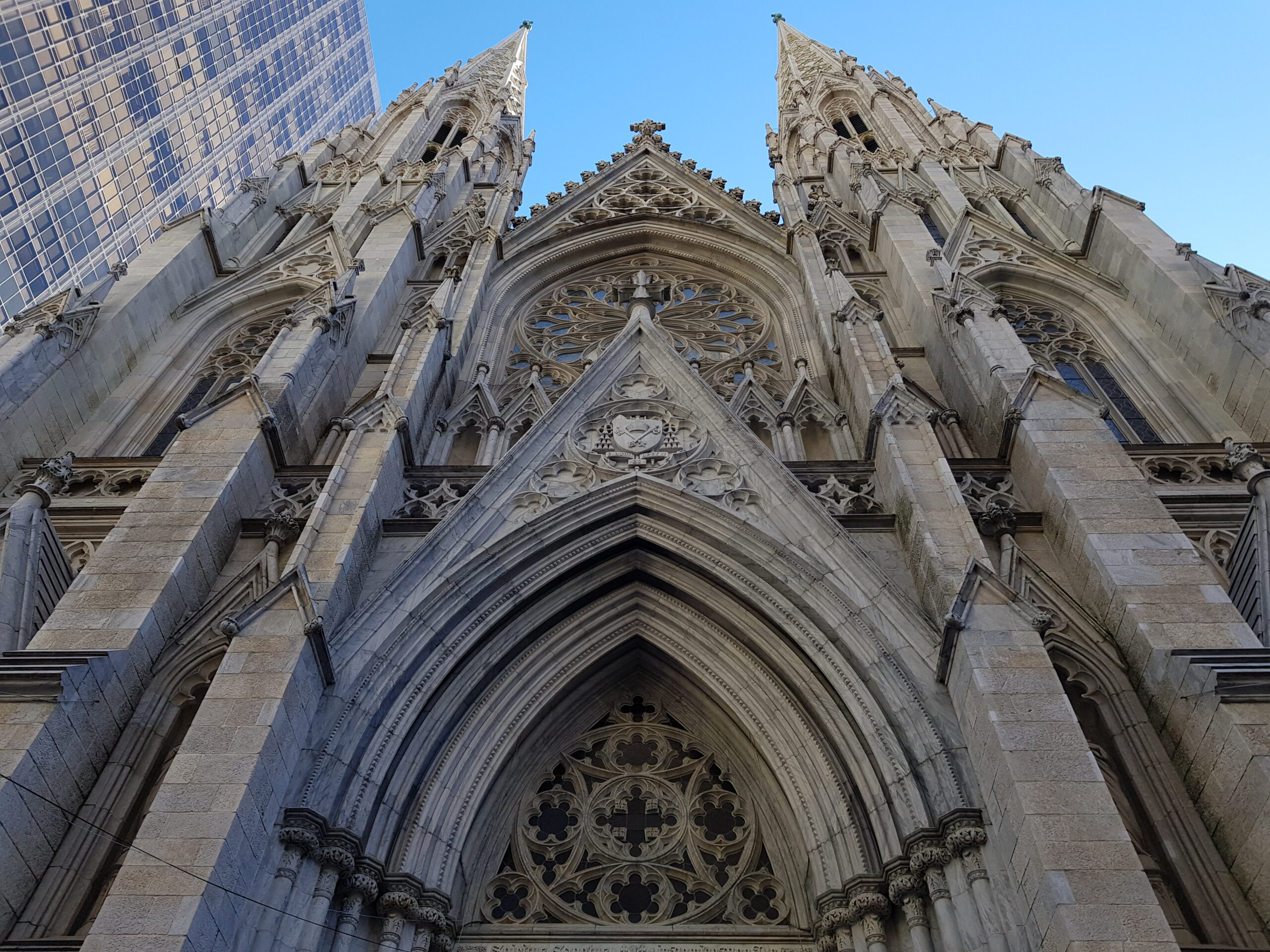 Nha tho Saint Patricks Cathedral doi dien Rockefeller Center