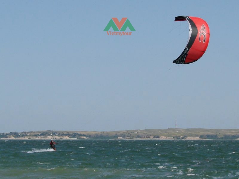 Lướt ván diều thể thao dưới nước tại hồ Lake McConaughy Ogallala