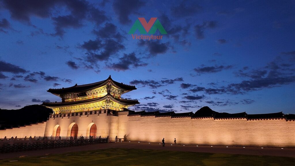 Tour đêm hoàng cung Gyeongbokgung 2026 lung linh huyền ảo tại Seoul Hàn Quốc cùng Vietmytour